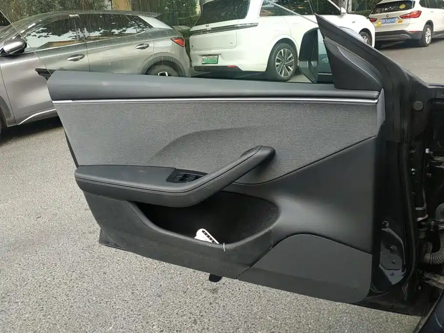 Tesla Model 3 — миниатюра 7