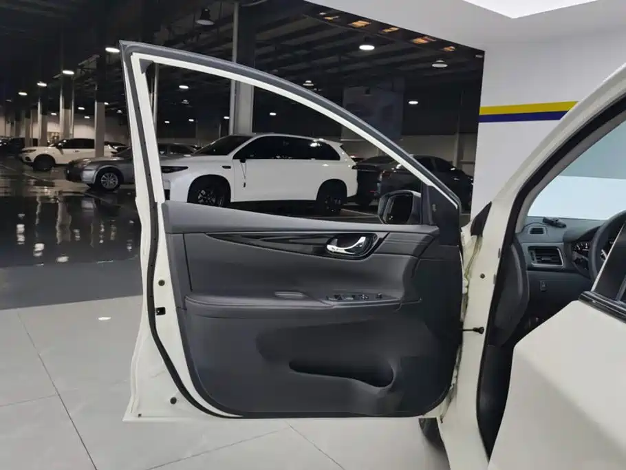Nissan Tiida — миниатюра 7