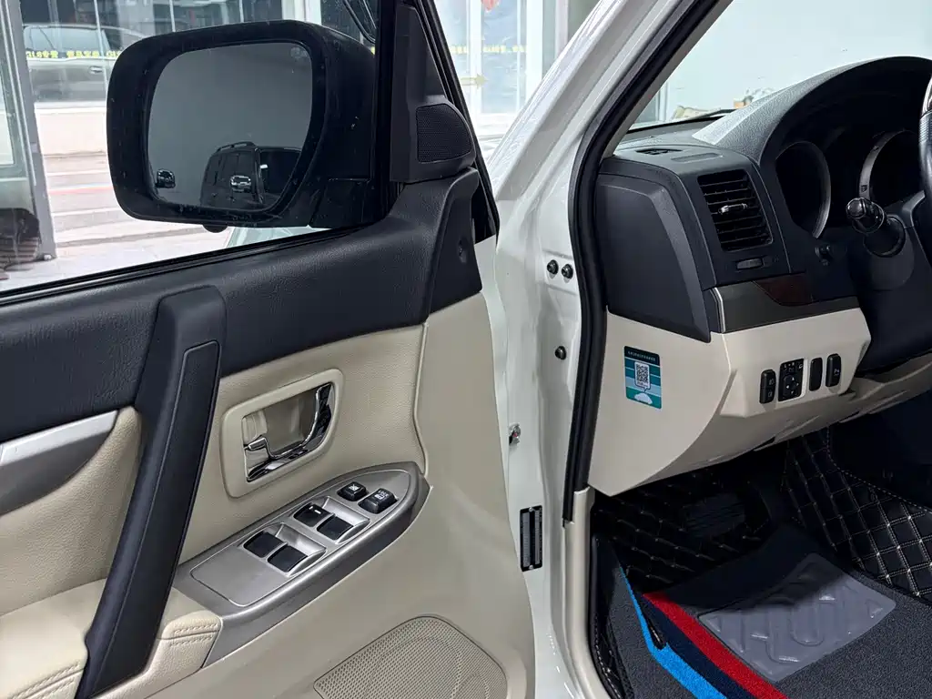Mitsubishi Pajero (Import) — миниатюра 11
