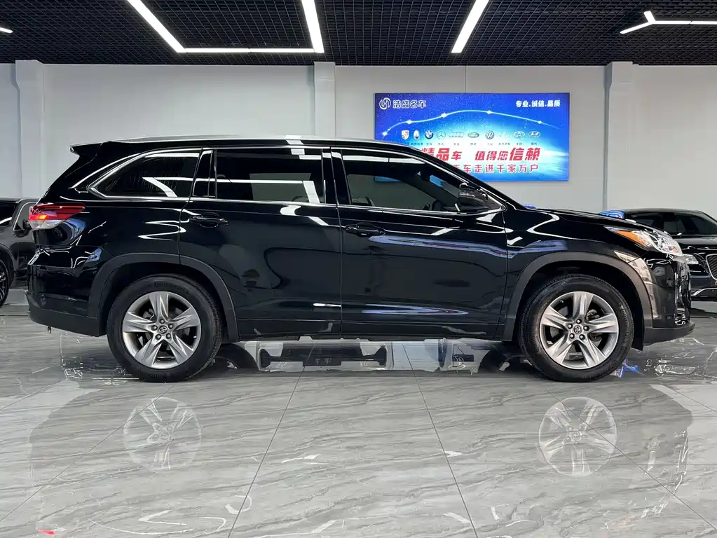 TOYOTA HIGHLANDER