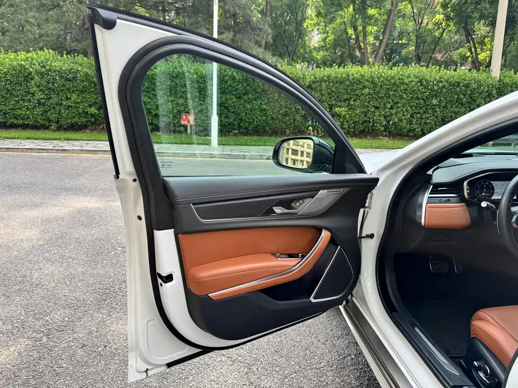 Jaguar XFL 2024 2.0T P300 Flagship Sport