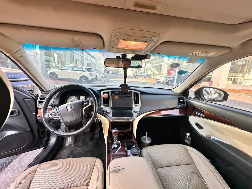Toyota Crown — миниатюра 5