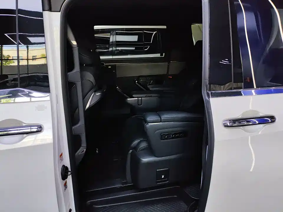 Lexus LM 2023 500h мест