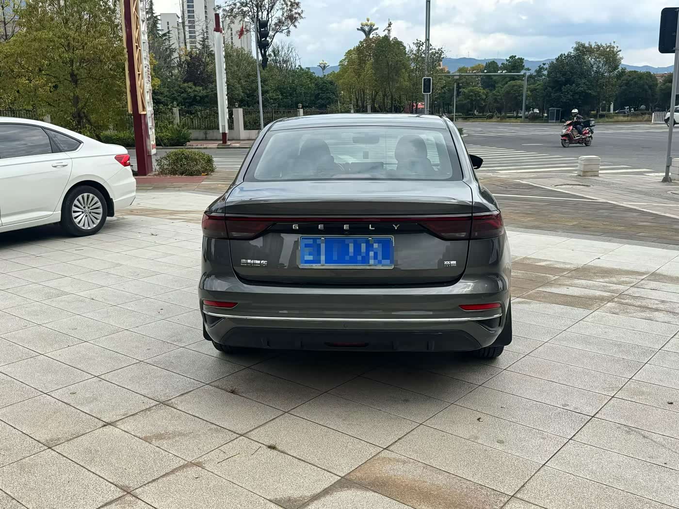 Geely Emgrand 1.5 л 2023 г. Серебристо-серый, пробег 42000 км