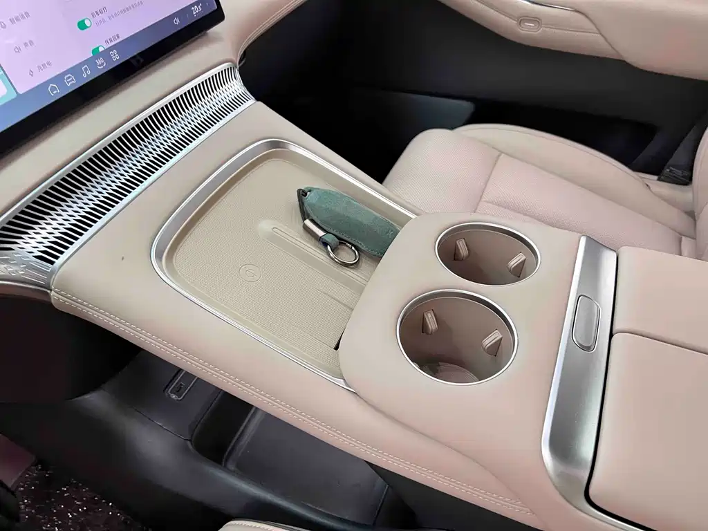 XPeng X9 — миниатюра 16