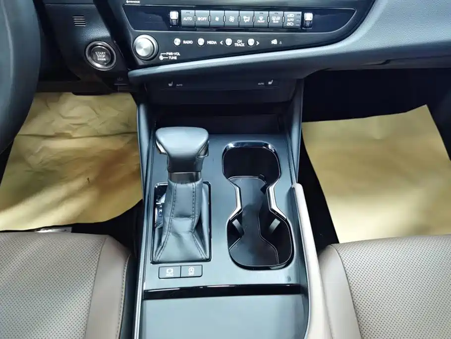 Lexus ES — миниатюра 16