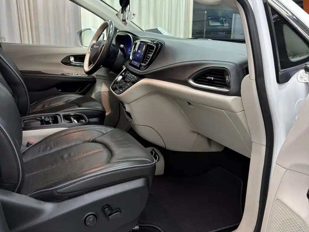 Chrysler Grand Voyager PHEV (Import) — миниатюра 15