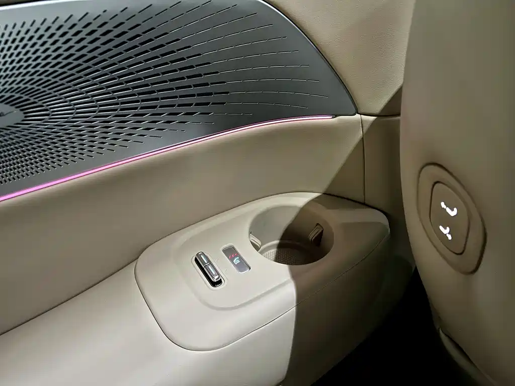 XPeng X9 — миниатюра 12