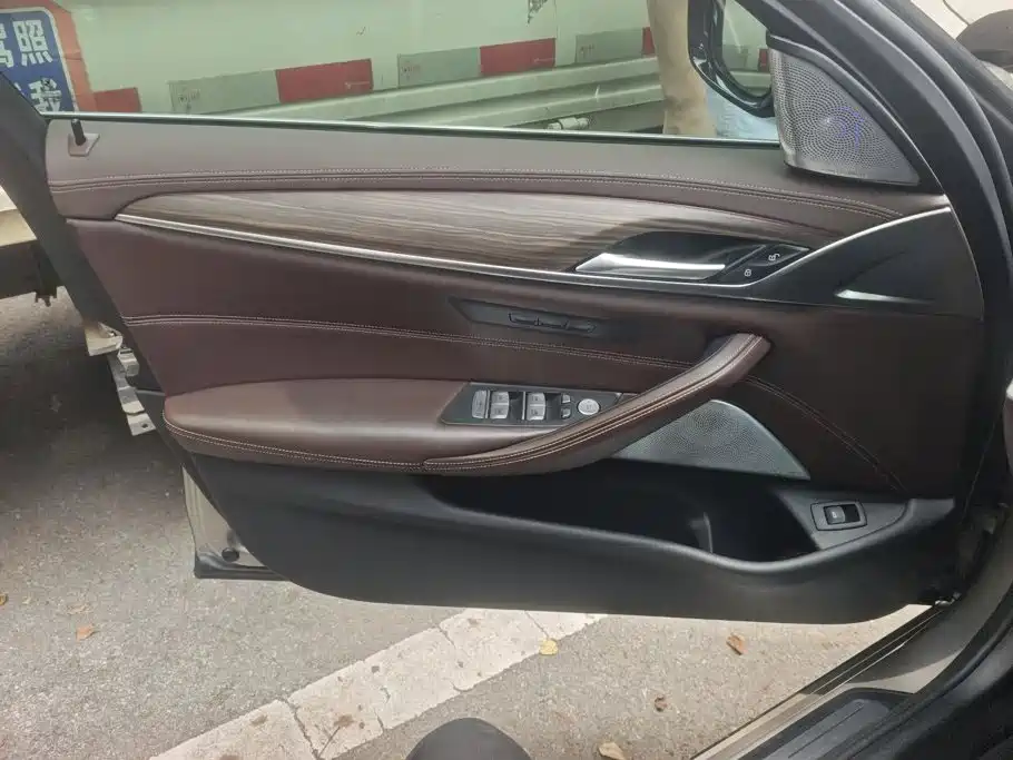 BMW 5 Series — миниатюра 7