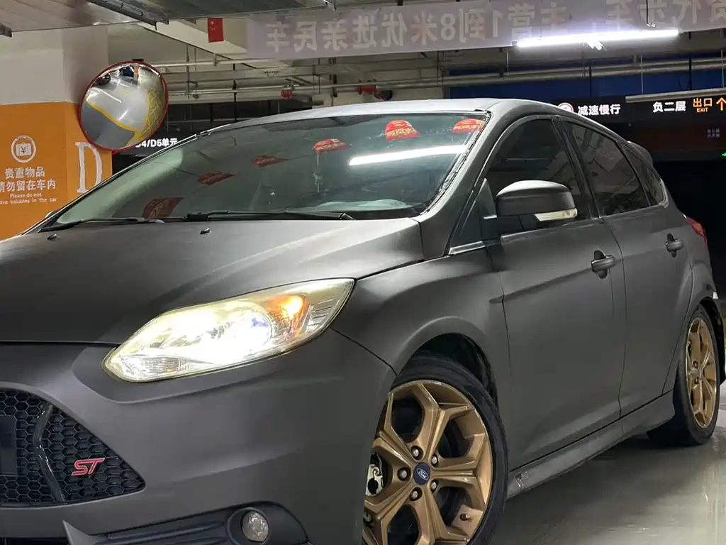 Ford Focus 2012 2.0L MT Luxury Sport