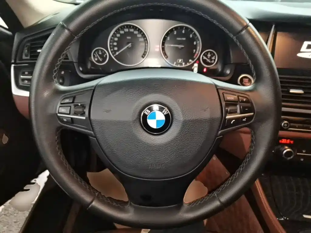 BMW 5 Series — миниатюра 11