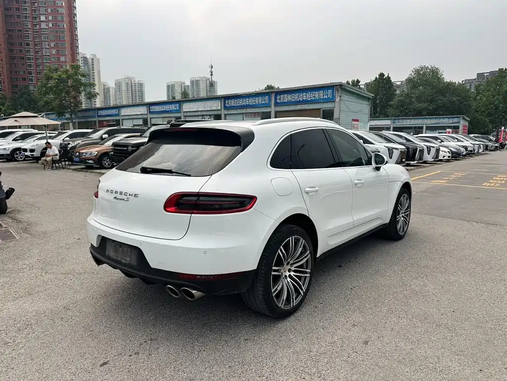 PORSCHE MACAN
