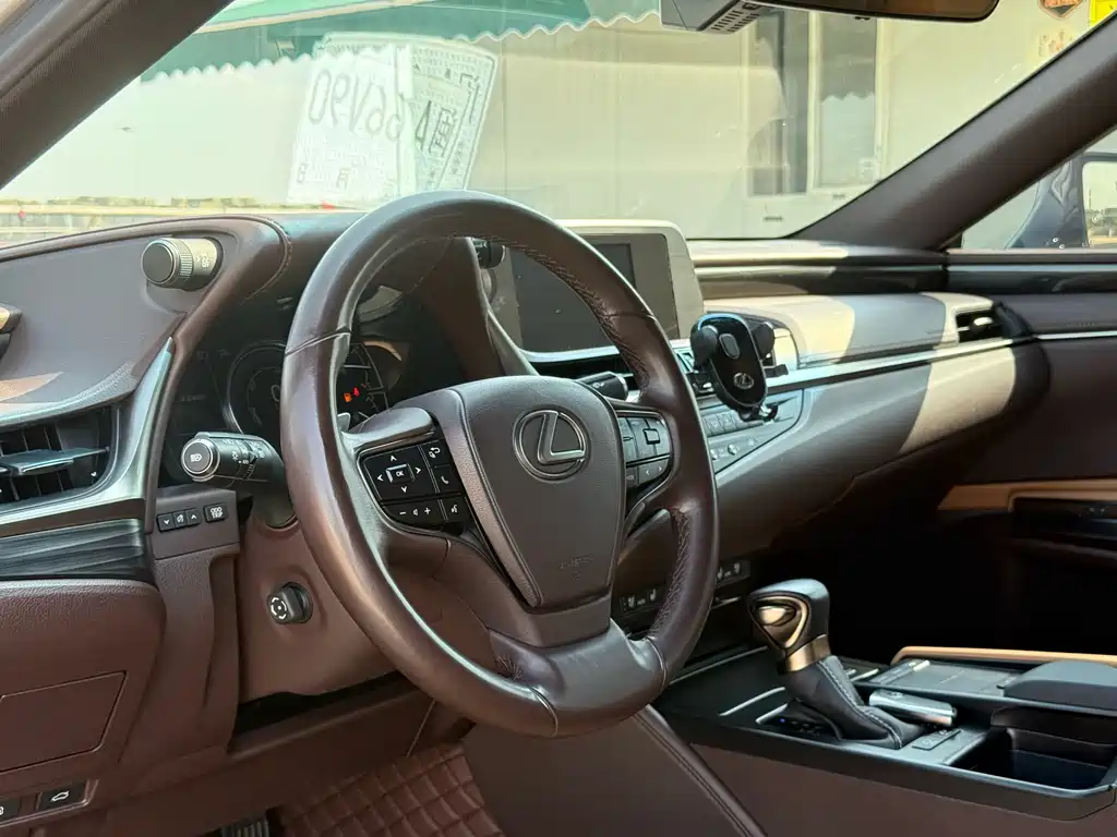 Lexus ES — миниатюра 8