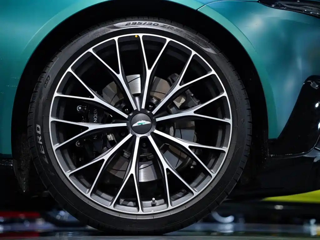 Aston Martin V8 Vantage — миниатюра 20