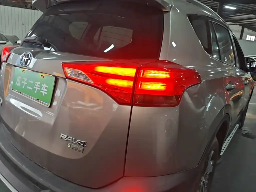 Toyota RAV4 — миниатюра 8