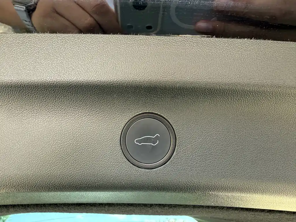 Tesla Model Y — миниатюра 25