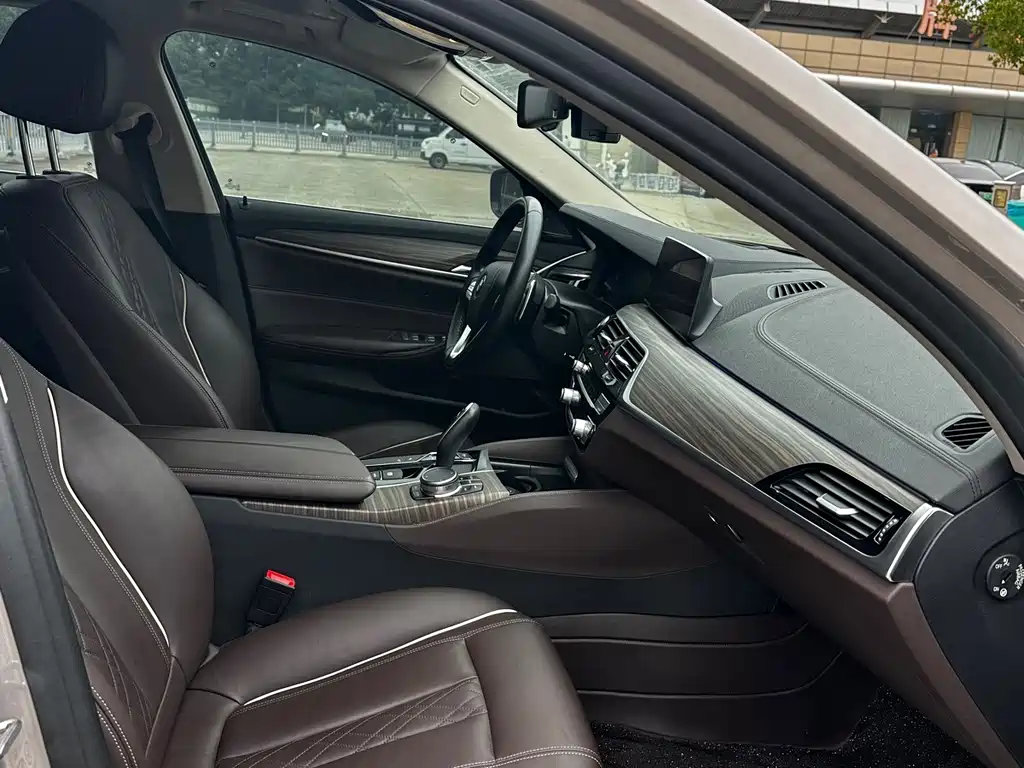 BMW 5 Series — миниатюра 11