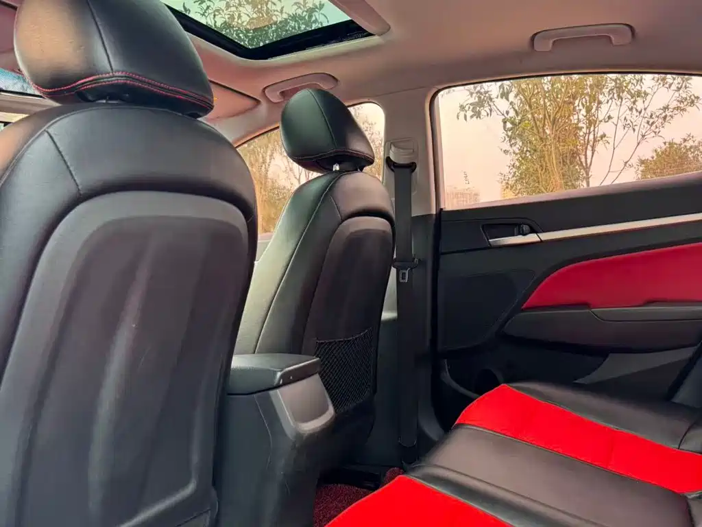 Hyundai Elantra — миниатюра 7
