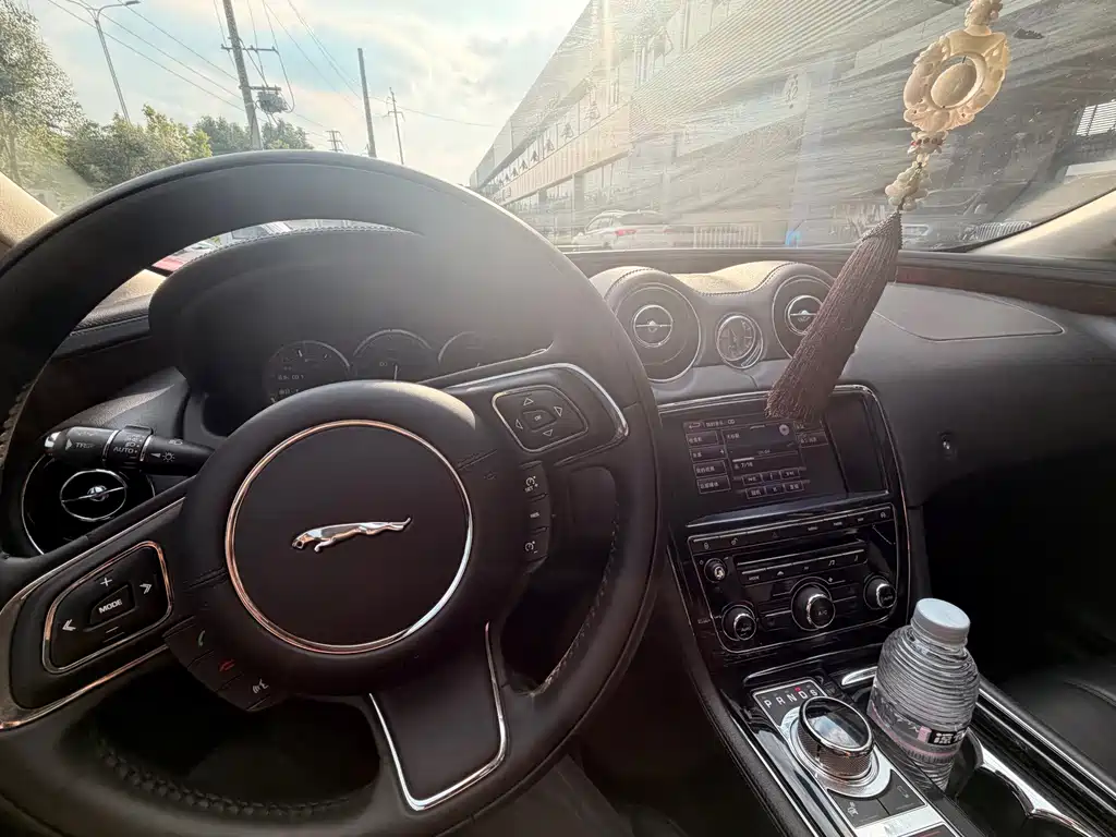 Jaguar XJ — миниатюра 8