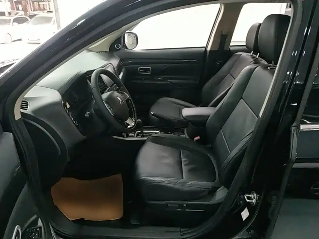 Mitsubishi Outlander — миниатюра 15