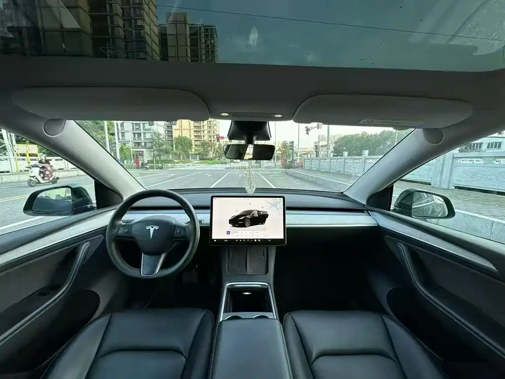 Tesla Model Y — миниатюра 4