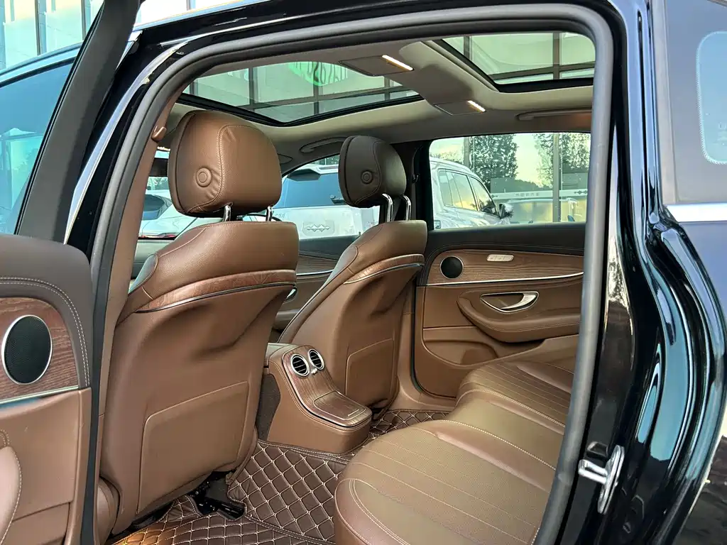 Mercedes-Benz E-Class — миниатюра 9