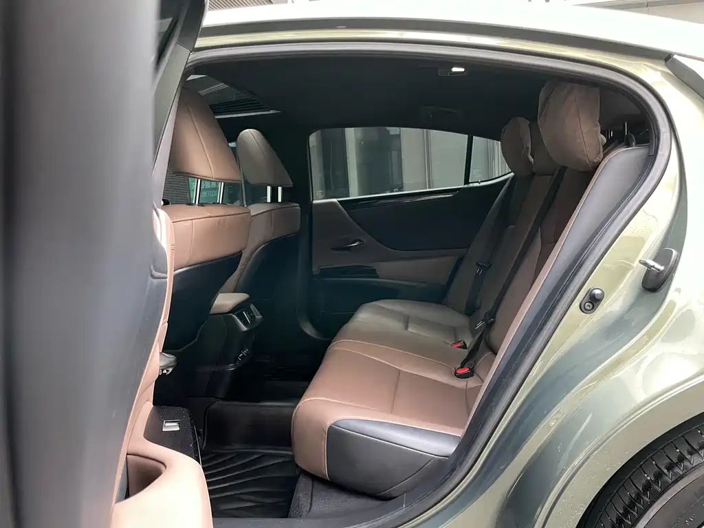 Lexus ES 2022 260