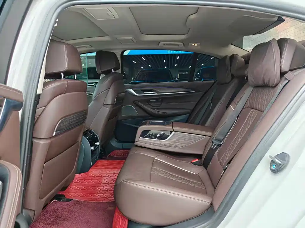 BMW 5 Series — миниатюра 13