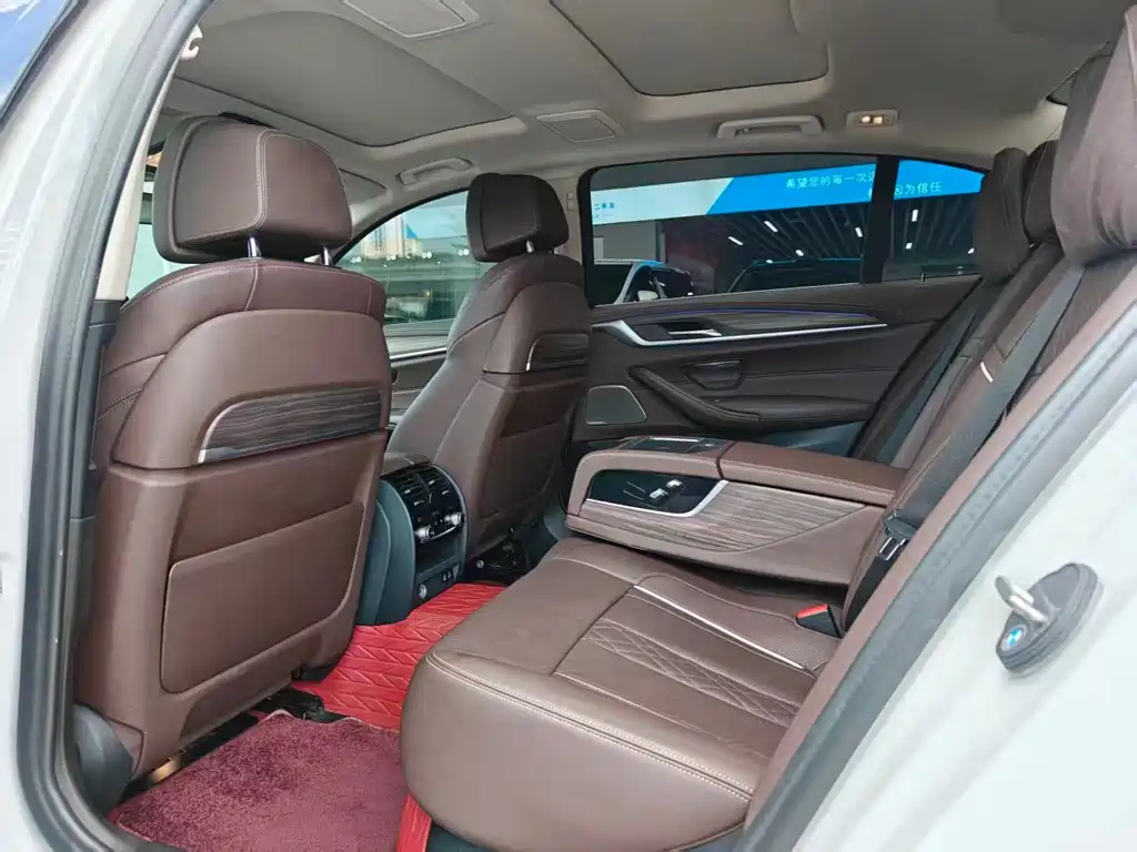 BMW 5 Series — миниатюра 12