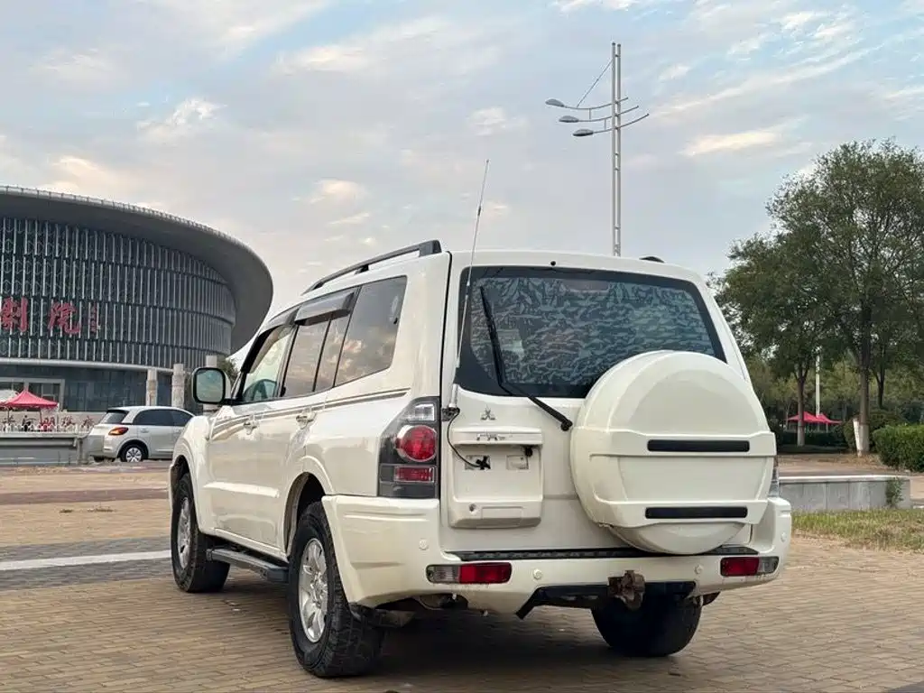 Mitsubishi Pajero — миниатюра 6