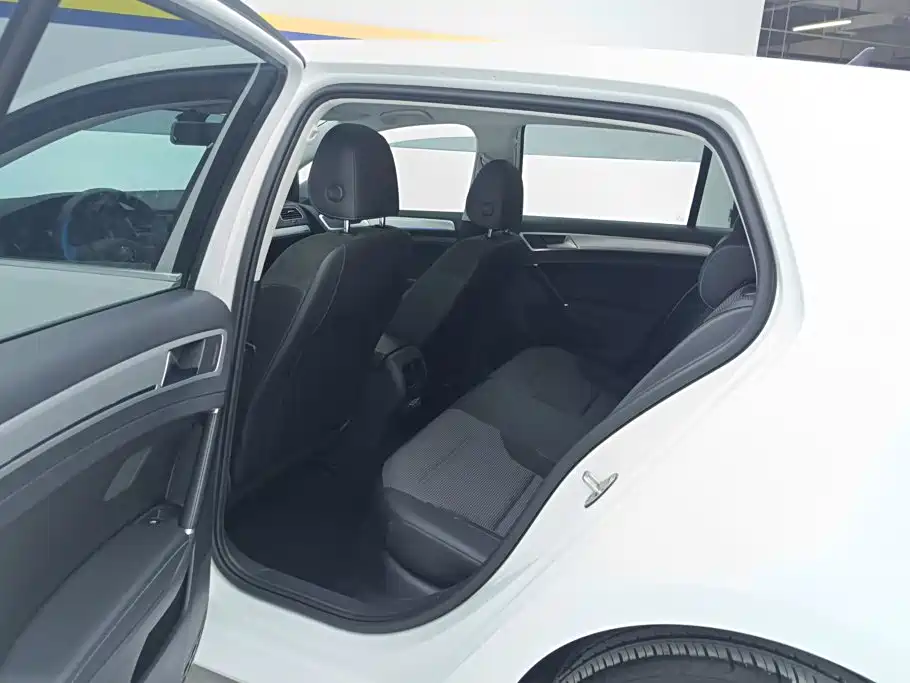 Volkswagen Golf EV — миниатюра 11