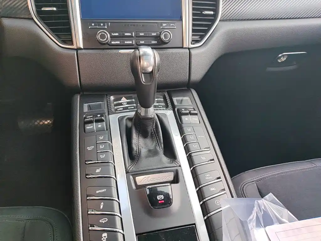 Porsche Macan — миниатюра 14
