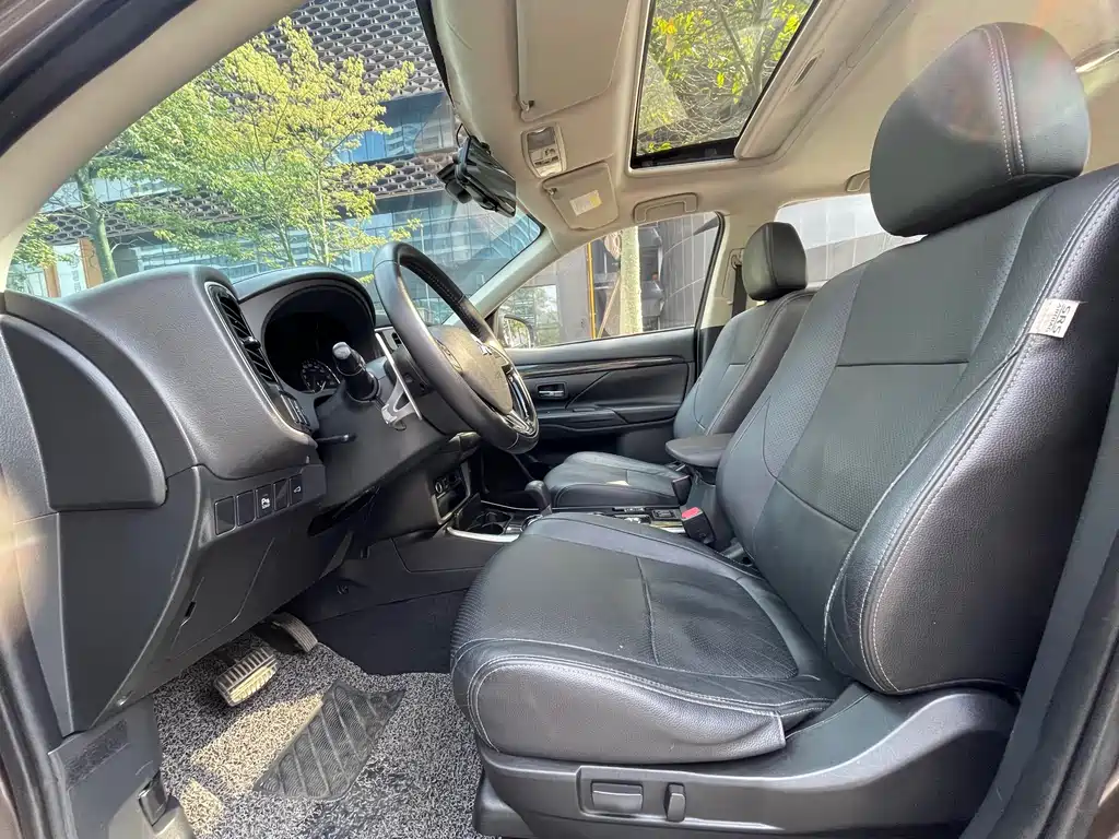 MITSUBISHI OUTLANDER