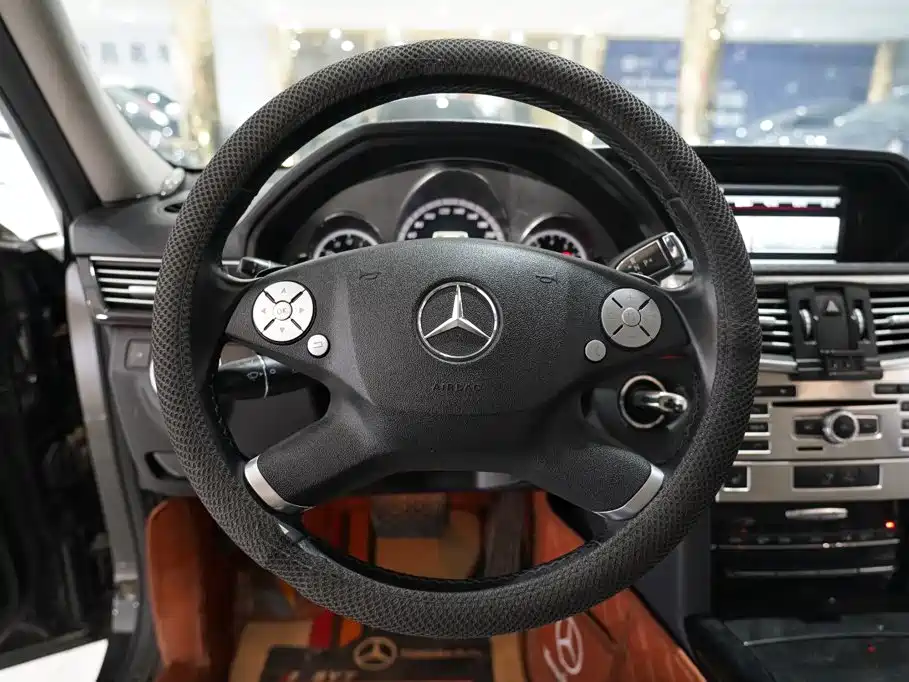 Mercedes-Benz E-Class — миниатюра 8