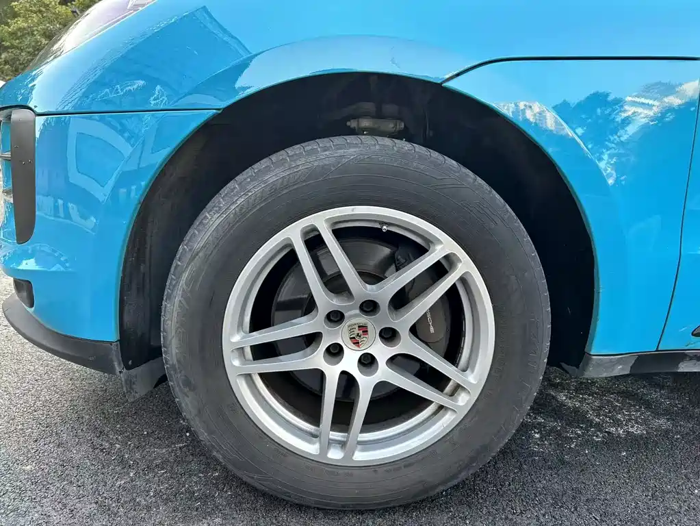 PORSCHE MACAN