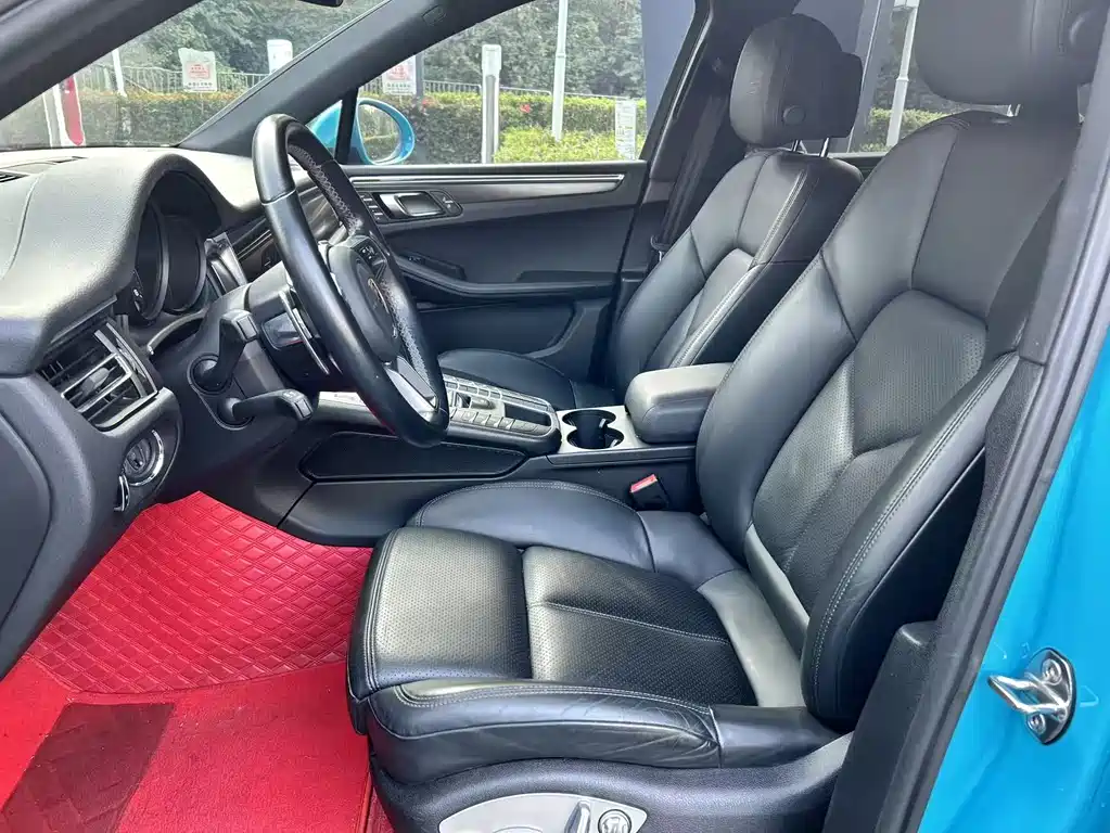 PORSCHE MACAN
