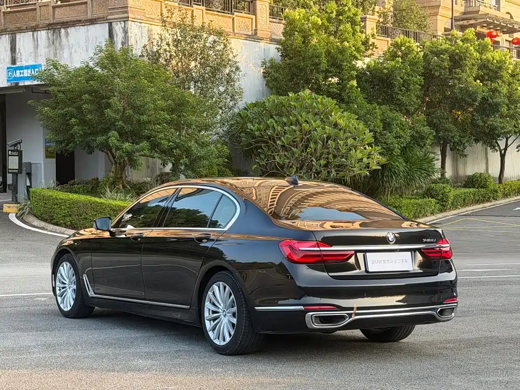 BMW 7 Series — миниатюра 5