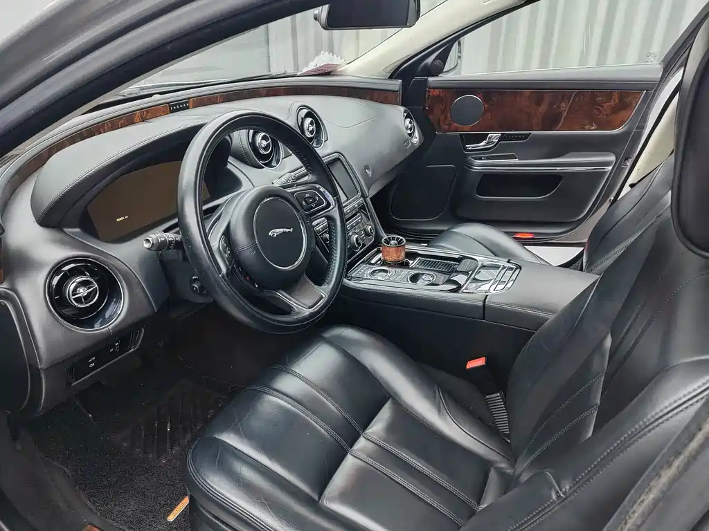Jaguar XJ — миниатюра 9