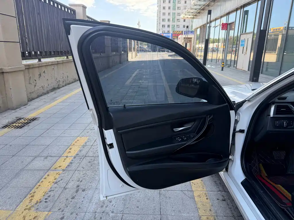 BMW 3 Series — миниатюра 4