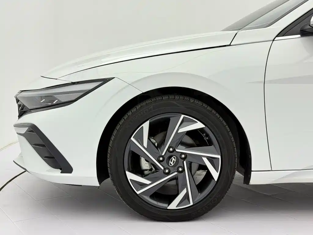 Hyundai Elantra — миниатюра 9