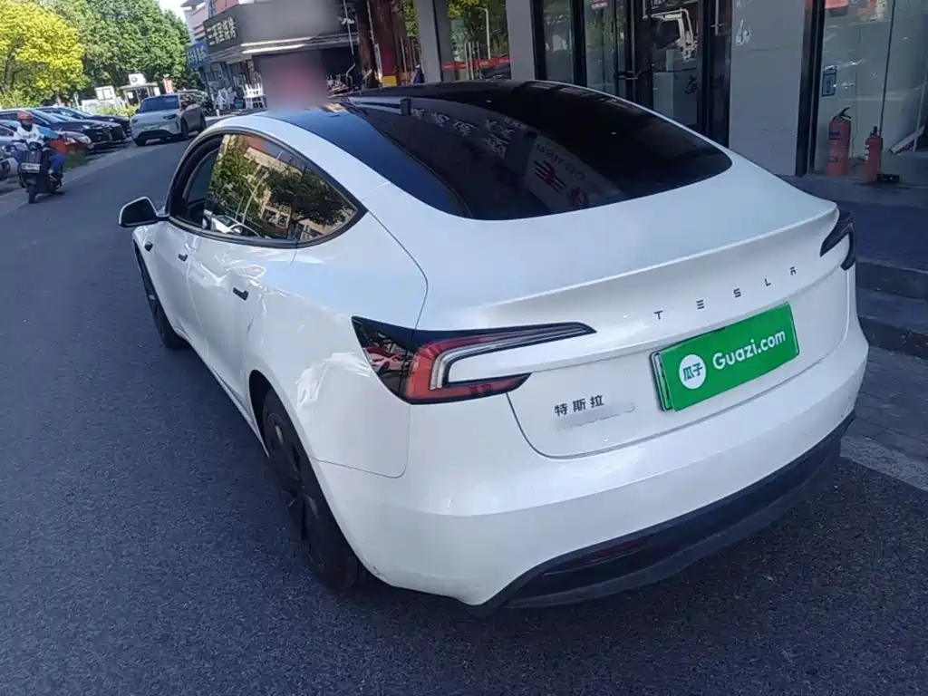 Tesla Model 3 — миниатюра 5