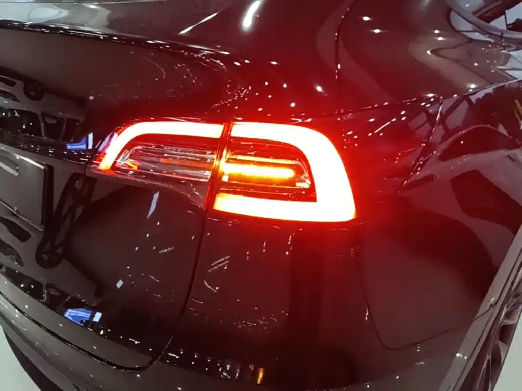 Tesla Model Y — миниатюра 8