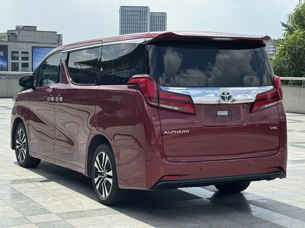 Toyota Alphard — миниатюра 8