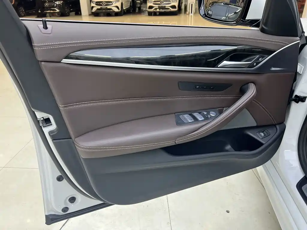 BMW 5 Series — миниатюра 13