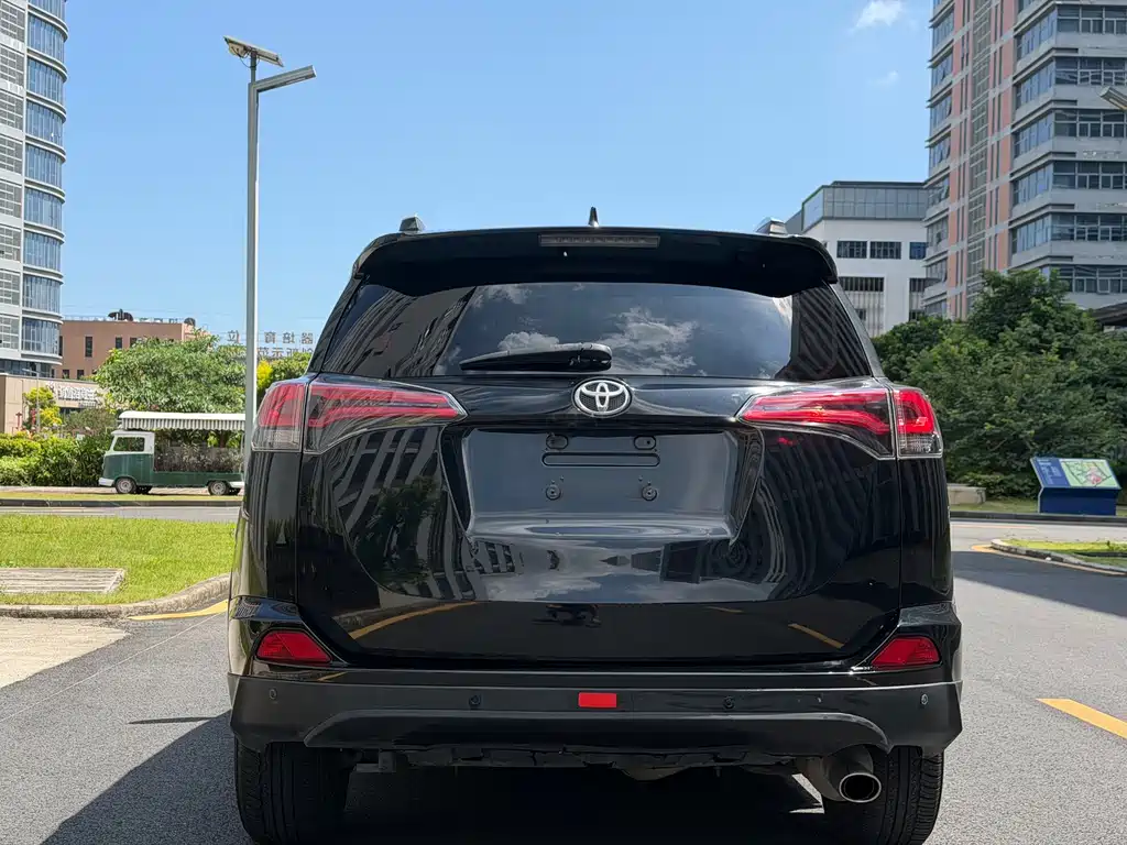 Toyota RAV4 — миниатюра 8