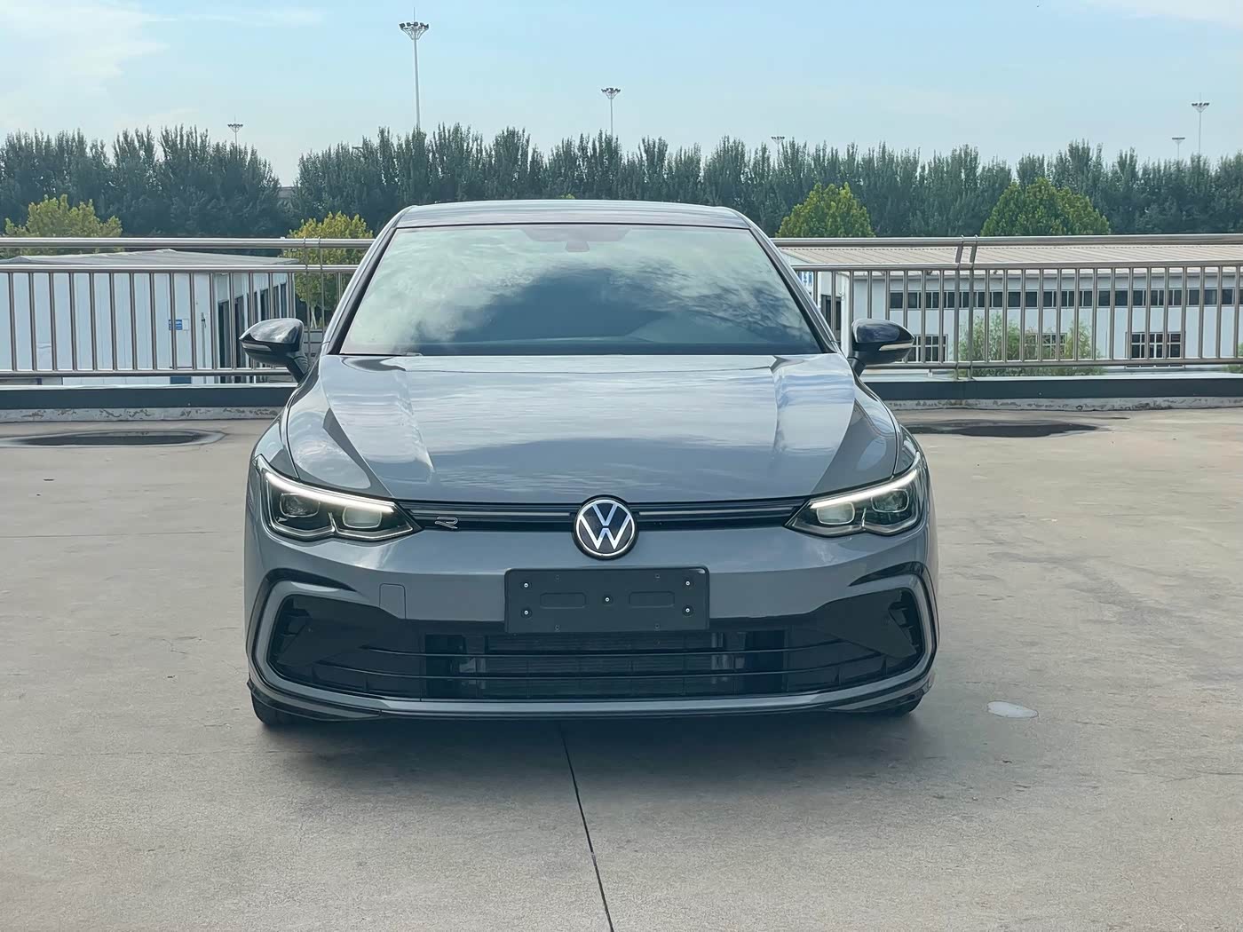 Volkswagen Golf 1.4 л 2023 г. Серебристо-серый, пробег 16000 км