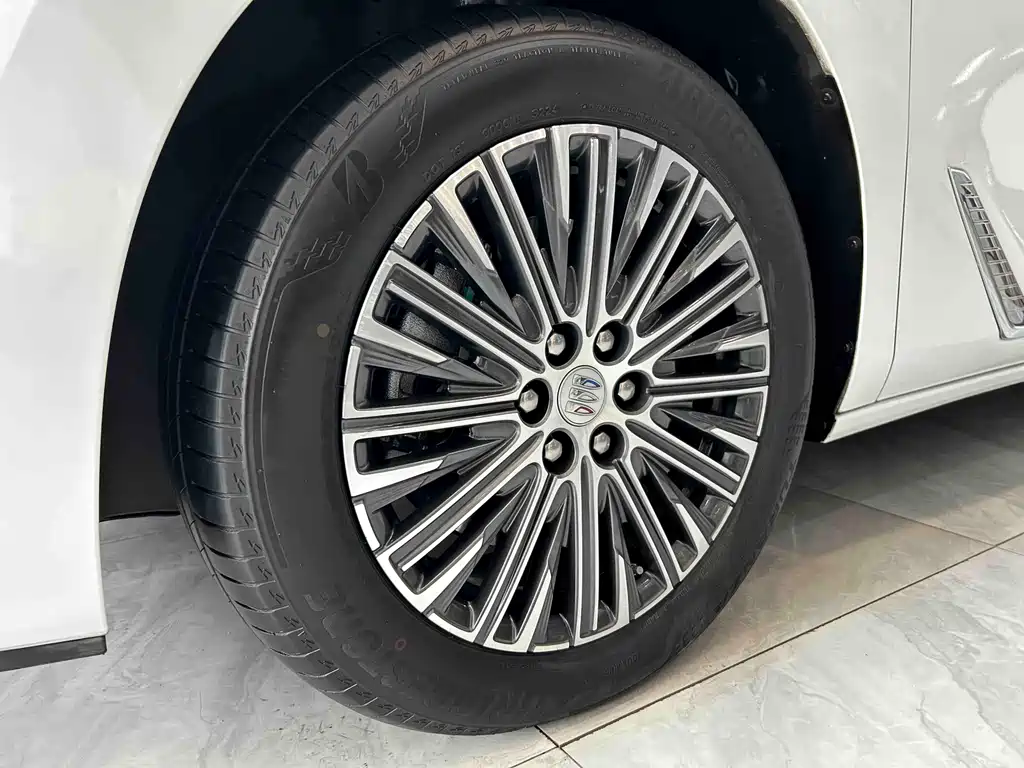 Buick GL8 Hybrid — миниатюра 4