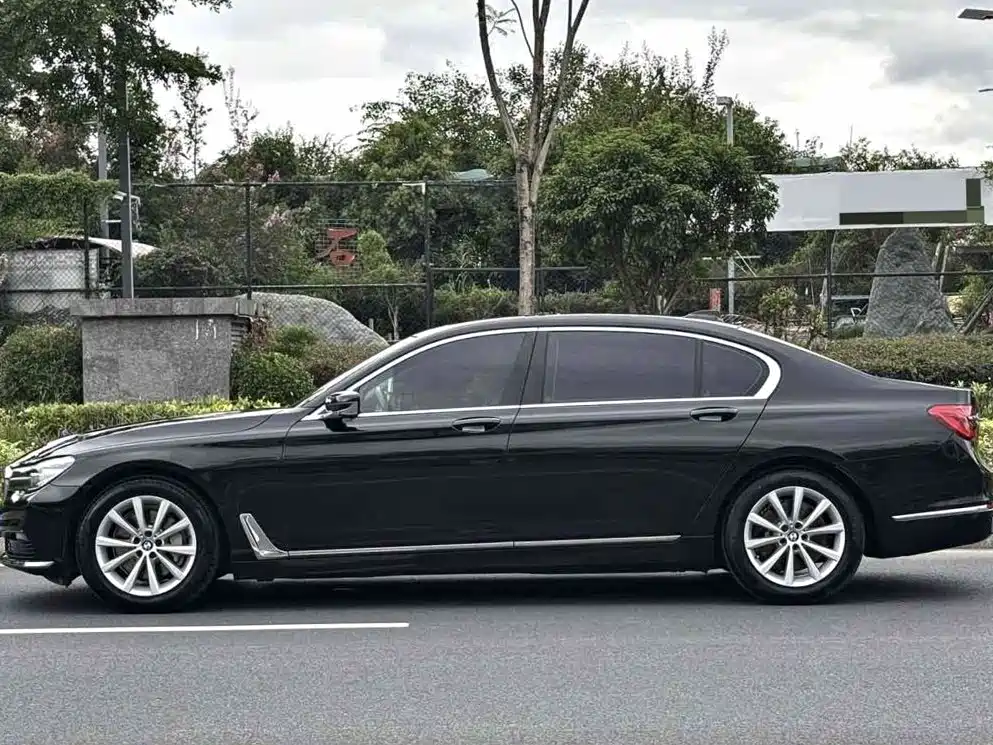 BMW 7 Series — миниатюра 3