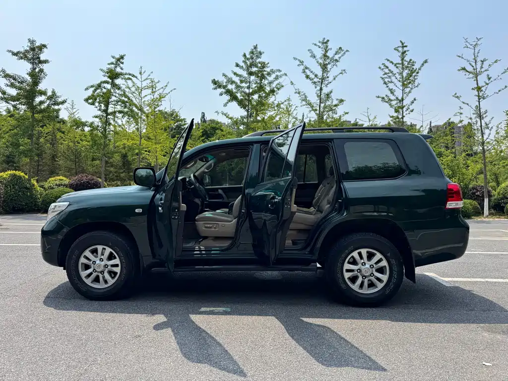 Toyota Land Cruiser 2010 4.0L AT VX