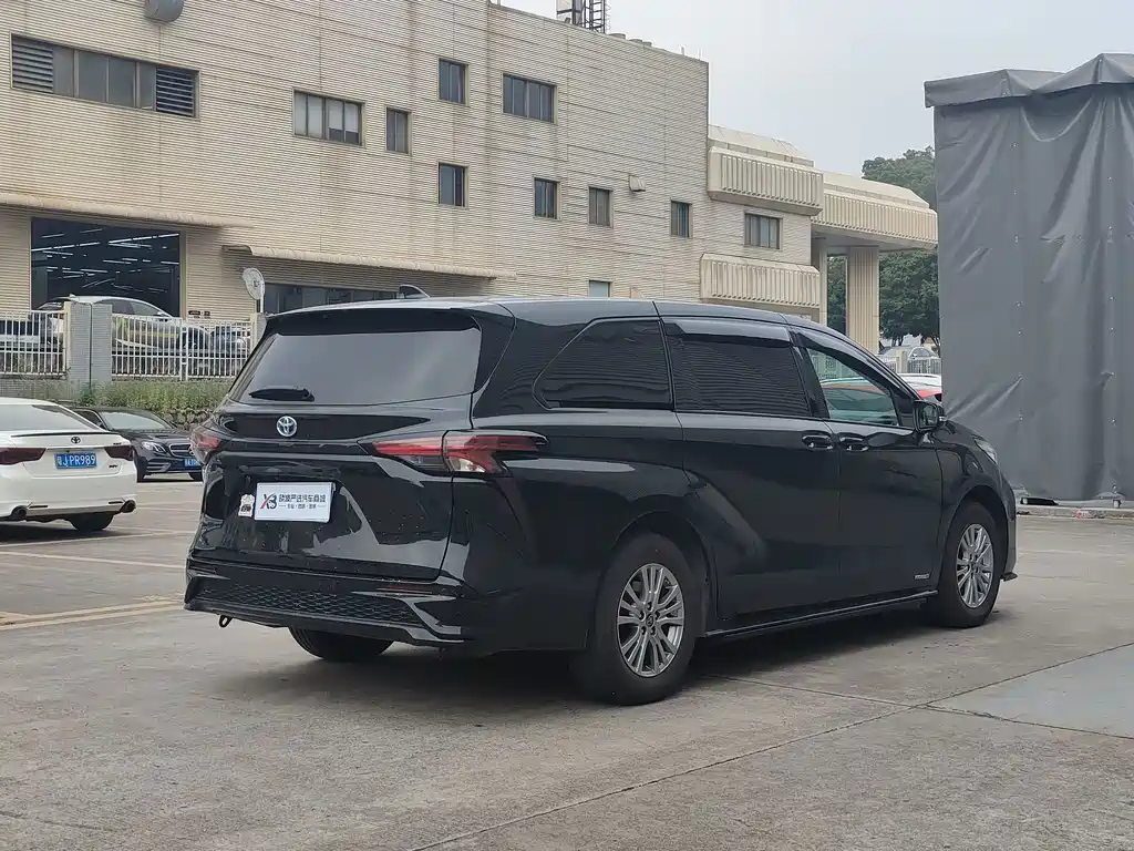 Toyota Sienna — миниатюра 2